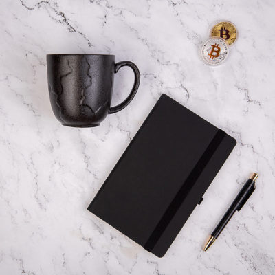 Набор подарочный BLACKNGOLD: кружка, ручка, бизнес-блокнот, коробка со стружкой, изображение 1