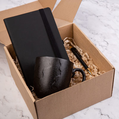 Набор подарочный BLACKNGOLD: кружка, ручка, бизнес-блокнот, коробка со стружкой, изображение 3