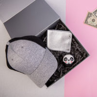Набор подарочный O’GIRLIE: беспроводная колонка (панда), портмоне, бейсболка, коробка с наполнителем, изображение 2