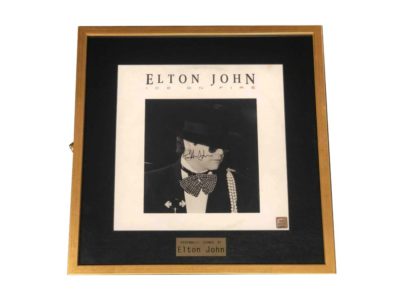Пластинка с автографом Элтона Джона, изображение 1